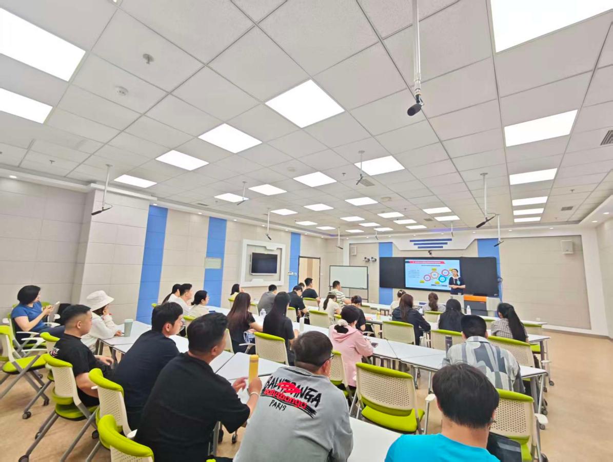 加快构建阶梯式青年教师培养体系