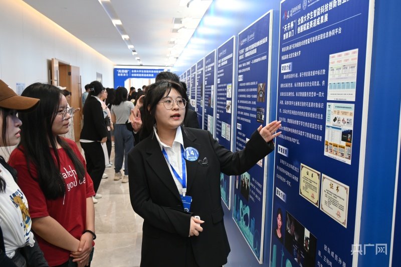 命题企业负责人和各参赛校师生代表共计