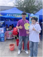 16个区的师生代表在户外展区设立70